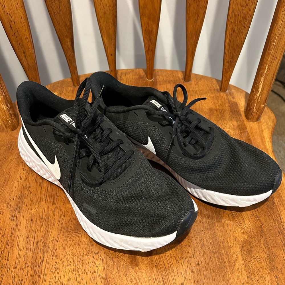 Nike Women's Black and White Athletic Shoes